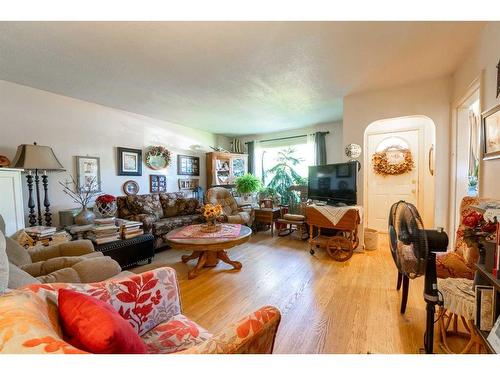 950 12A Street South, Lethbridge, AB - Indoor Photo Showing Living Room