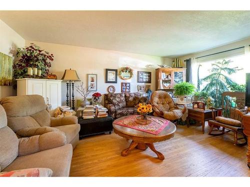 950 12A Street South, Lethbridge, AB - Indoor Photo Showing Living Room