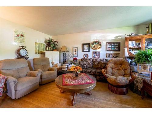 950 12A Street South, Lethbridge, AB - Indoor Photo Showing Living Room