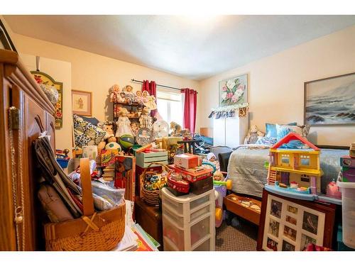 950 12A Street South, Lethbridge, AB - Indoor Photo Showing Bedroom