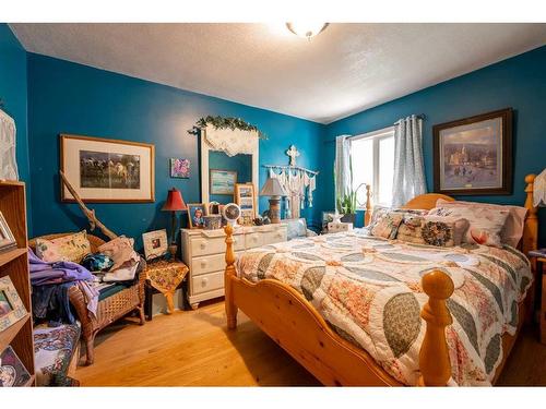 950 12A Street South, Lethbridge, AB - Indoor Photo Showing Bedroom