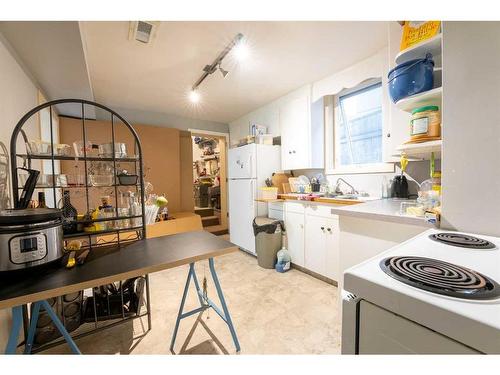 950 12A Street South, Lethbridge, AB - Indoor Photo Showing Kitchen