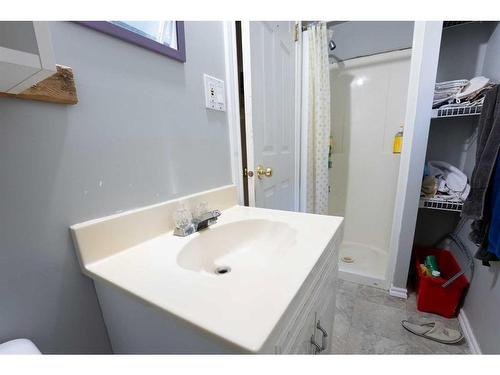 950 12A Street South, Lethbridge, AB - Indoor Photo Showing Bathroom