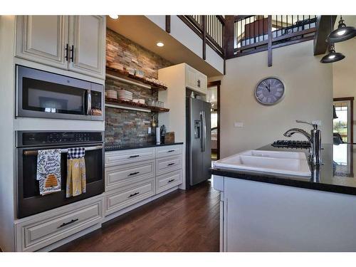 152 School Avenue, Mountain View, AB - Indoor Photo Showing Kitchen