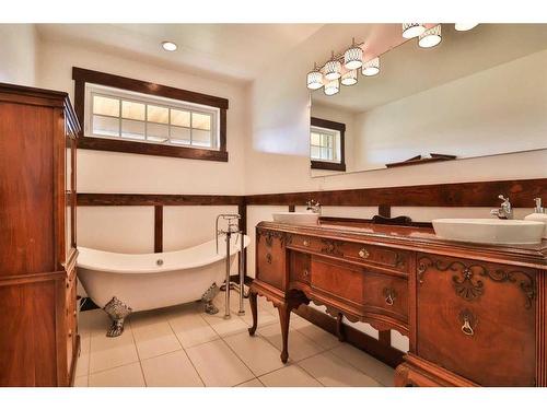 152 School Avenue, Mountain View, AB - Indoor Photo Showing Bathroom