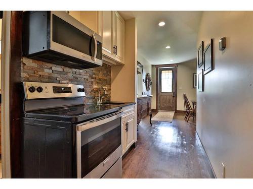 152 School Avenue, Mountain View, AB - Indoor Photo Showing Kitchen