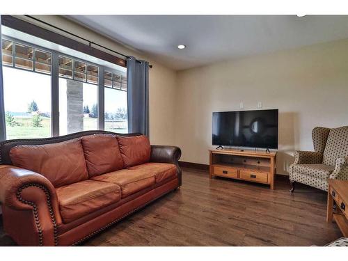 152 School Avenue, Mountain View, AB - Indoor Photo Showing Living Room