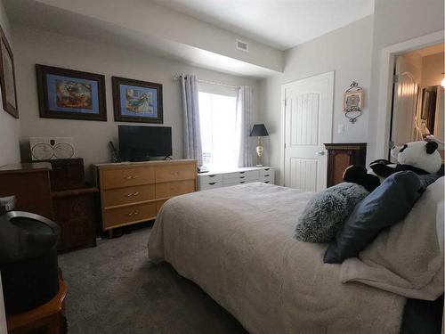 205-173 Fairmont Boulevard South, Lethbridge, AB - Indoor Photo Showing Bedroom