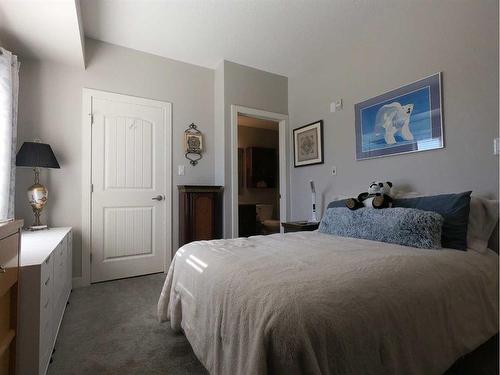 205-173 Fairmont Boulevard South, Lethbridge, AB - Indoor Photo Showing Bedroom