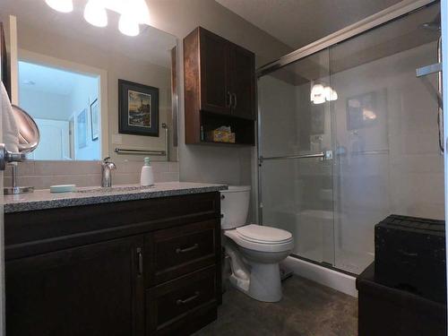 205-173 Fairmont Boulevard South, Lethbridge, AB - Indoor Photo Showing Bathroom