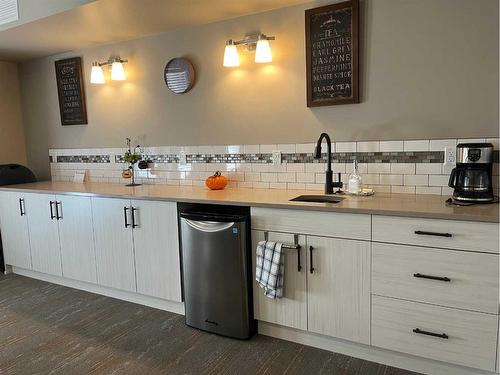 205-173 Fairmont Boulevard South, Lethbridge, AB - Indoor Photo Showing Kitchen