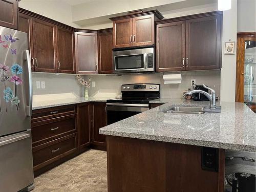 205-173 Fairmont Boulevard South, Lethbridge, AB - Indoor Photo Showing Kitchen