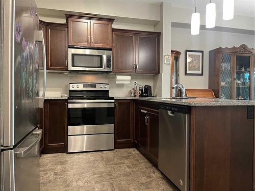 205-173 Fairmont Boulevard South, Lethbridge, AB - Indoor Photo Showing Kitchen