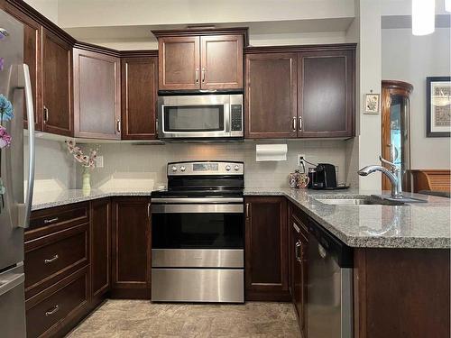 205-173 Fairmont Boulevard South, Lethbridge, AB - Indoor Photo Showing Kitchen With Double Sink