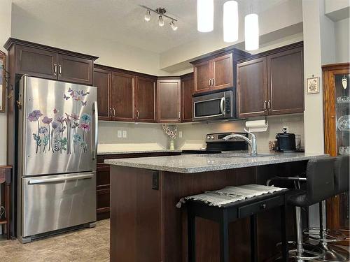 205-173 Fairmont Boulevard South, Lethbridge, AB - Indoor Photo Showing Kitchen