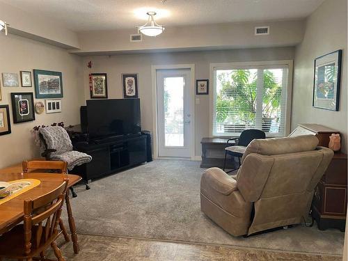 205-173 Fairmont Boulevard South, Lethbridge, AB - Indoor Photo Showing Living Room