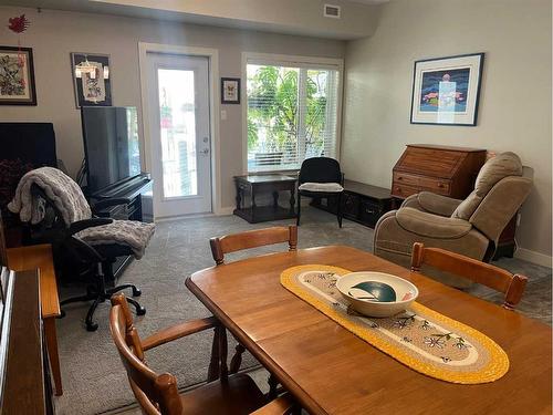 205-173 Fairmont Boulevard South, Lethbridge, AB - Indoor Photo Showing Living Room