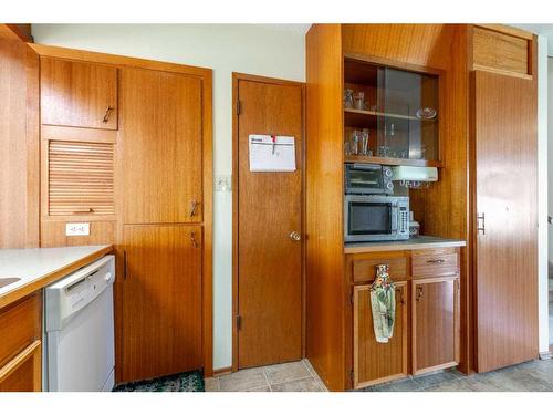 1307 24 Avenue, Coaldale, AB - Indoor Photo Showing Kitchen