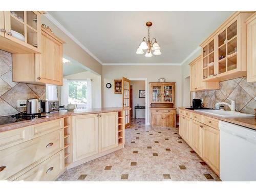 1044 Geddes Avenue East, Pincher Creek, AB - Indoor Photo Showing Kitchen