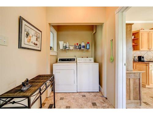 1044 Geddes Avenue East, Pincher Creek, AB - Indoor Photo Showing Laundry Room