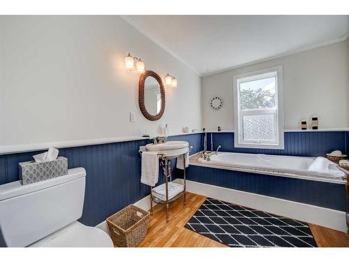 1044 Geddes Avenue East, Pincher Creek, AB - Indoor Photo Showing Bathroom