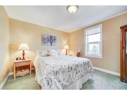 1044 Geddes Avenue East, Pincher Creek, AB - Indoor Photo Showing Bedroom