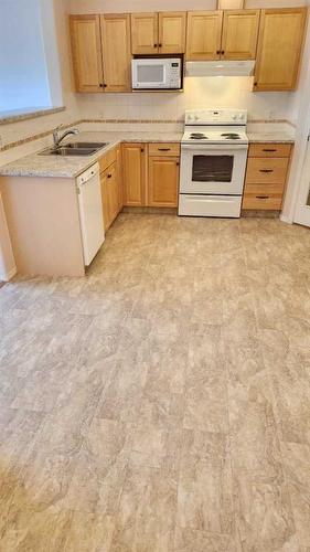 324-2020 32 Street South, Lethbridge, AB - Indoor Photo Showing Kitchen