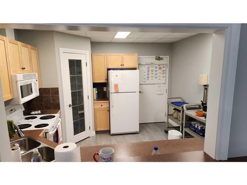 324-2020 32 Street South, Lethbridge, AB - Indoor Photo Showing Kitchen