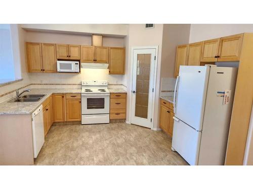 324-2020 32 Street South, Lethbridge, AB - Indoor Photo Showing Kitchen With Double Sink