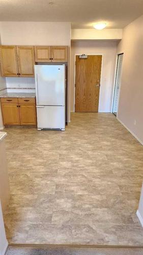 324-2020 32 Street South, Lethbridge, AB - Indoor Photo Showing Kitchen