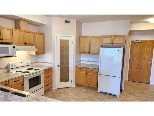 324-2020 32 Street South, Lethbridge, AB - Indoor Photo Showing Kitchen