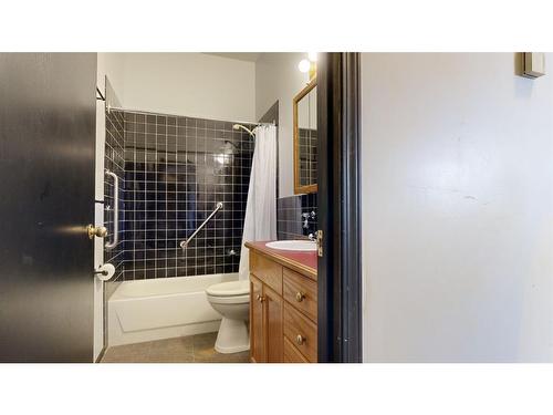 401 1 Avenue South, Coutts, AB - Indoor Photo Showing Bathroom