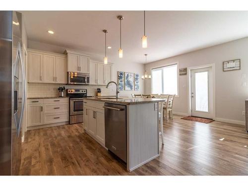 40 Northlander Way West, Lethbridge, AB - Indoor Photo Showing Kitchen With Upgraded Kitchen