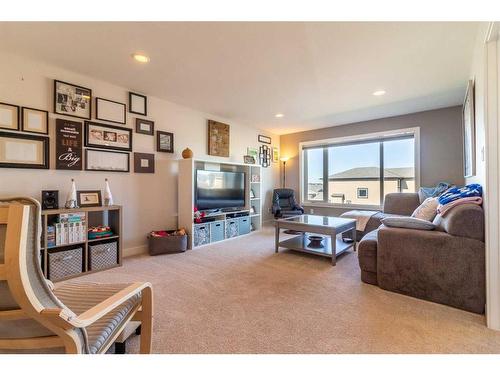 40 Northlander Way West, Lethbridge, AB - Indoor Photo Showing Living Room