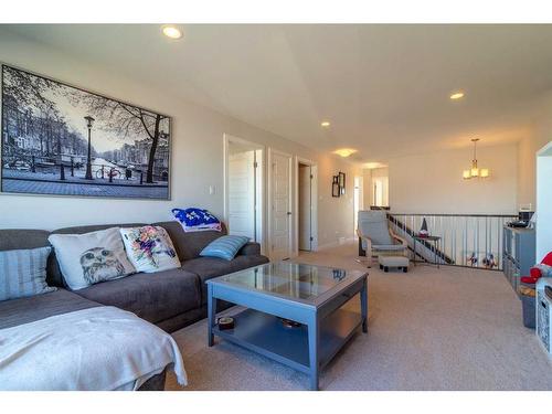 40 Northlander Way West, Lethbridge, AB - Indoor Photo Showing Living Room