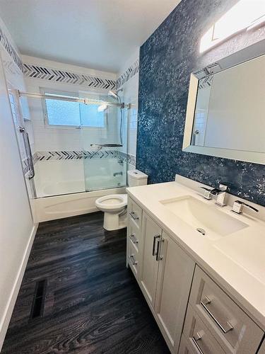 2522 15 Avenue South, Lethbridge, AB - Indoor Photo Showing Bathroom