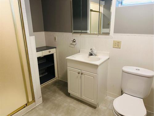 2522 15 Avenue South, Lethbridge, AB - Indoor Photo Showing Bathroom