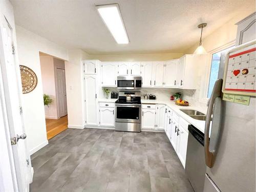 10 Sheridan Road West, Lethbridge, AB - Indoor Photo Showing Kitchen With Double Sink