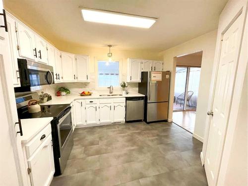 10 Sheridan Road West, Lethbridge, AB - Indoor Photo Showing Kitchen