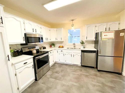 10 Sheridan Road West, Lethbridge, AB - Indoor Photo Showing Kitchen With Double Sink