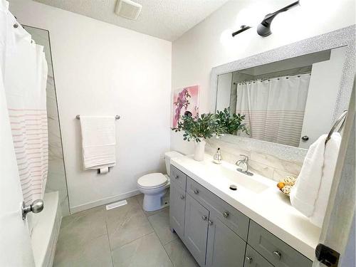 10 Sheridan Road West, Lethbridge, AB - Indoor Photo Showing Bathroom