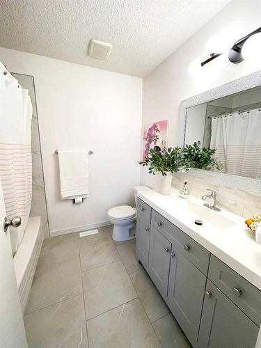 10 Sheridan Road West, Lethbridge, AB - Indoor Photo Showing Bathroom