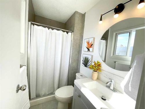 10 Sheridan Road West, Lethbridge, AB - Indoor Photo Showing Bathroom