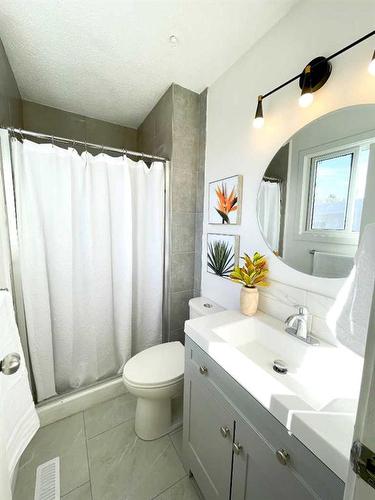 10 Sheridan Road West, Lethbridge, AB - Indoor Photo Showing Bathroom