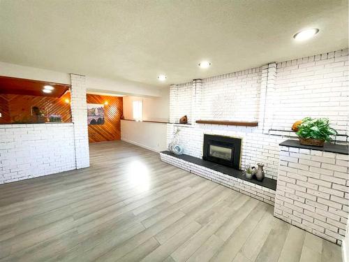 10 Sheridan Road West, Lethbridge, AB - Indoor Photo Showing Living Room With Fireplace