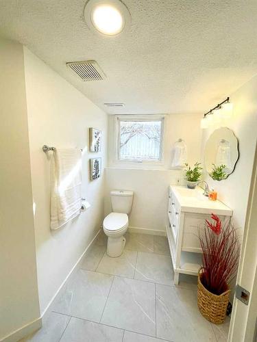 10 Sheridan Road West, Lethbridge, AB - Indoor Photo Showing Bathroom