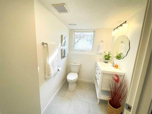 10 Sheridan Road West, Lethbridge, AB - Indoor Photo Showing Bathroom