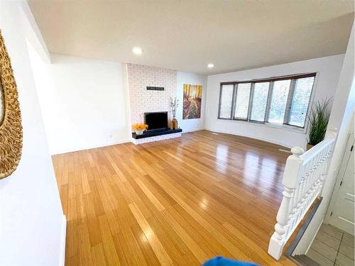 10 Sheridan Road West, Lethbridge, AB - Indoor Photo Showing Living Room