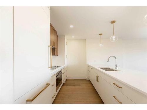 333-102 Scenic Drive North, Lethbridge, AB - Indoor Photo Showing Kitchen With Double Sink With Upgraded Kitchen