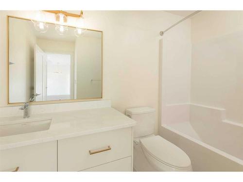 525-102 Scenic Drive North, Lethbridge, AB - Indoor Photo Showing Bathroom